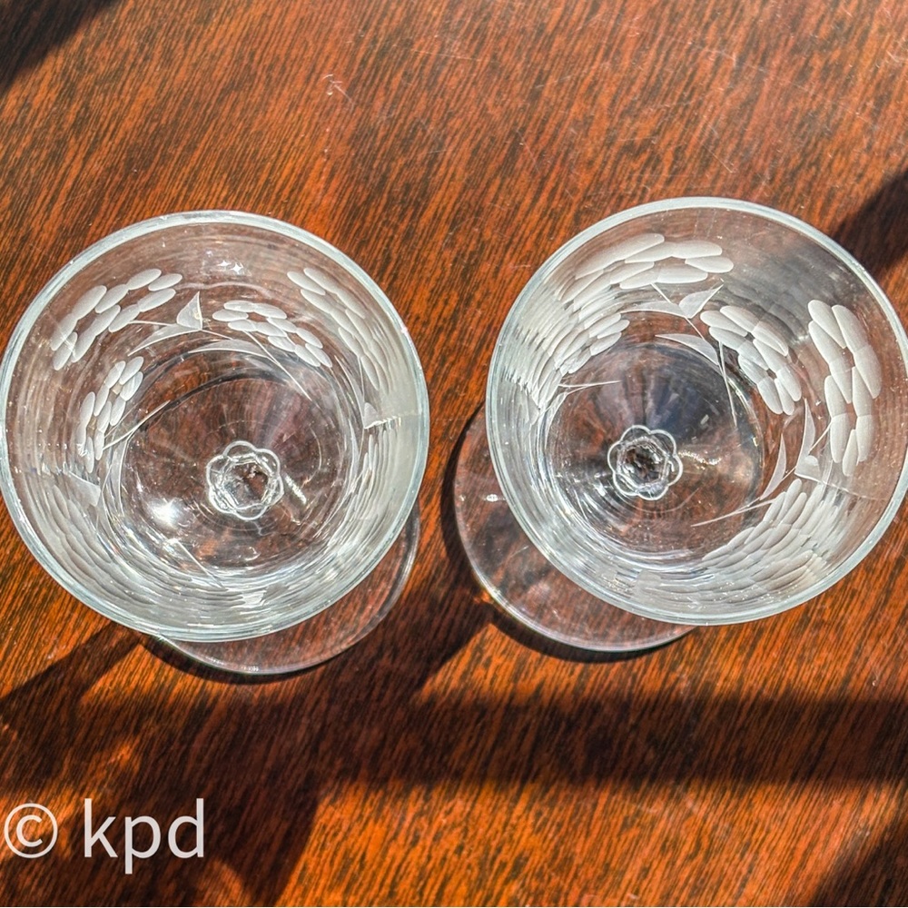 Vintage Etched Floral Wine Glasses – Pair of 2 Elegant 1950s Crystal Goblets, - Picture 3 of 10